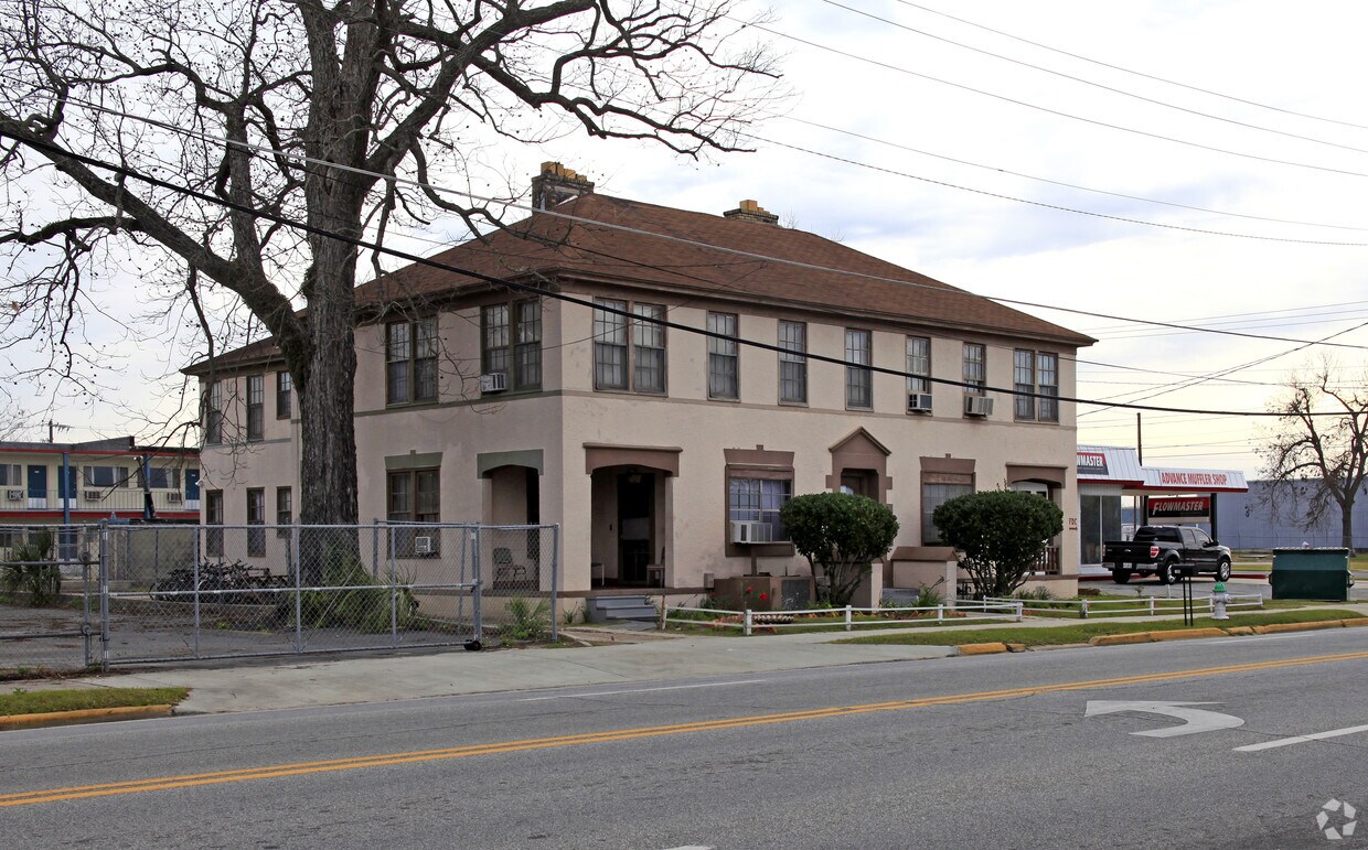 Primary Photo - 105 N Oak
