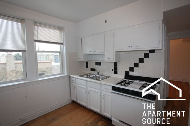 Primary Photo - 3052 W Berteau Ave