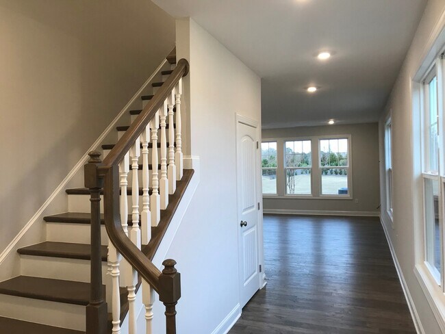 Building Photo - Gorgeous 4 Bedroom 3 Bathroom Home with 2 ...