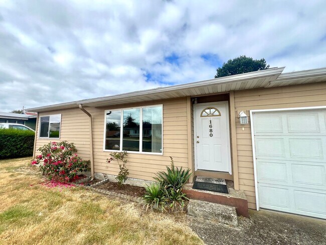 Foto del edificio - Cozy 2 Bedroom Home with Backyard & Garage