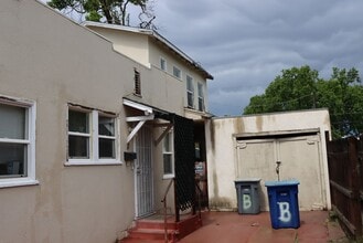 Building Photo - 1011 W 20th St