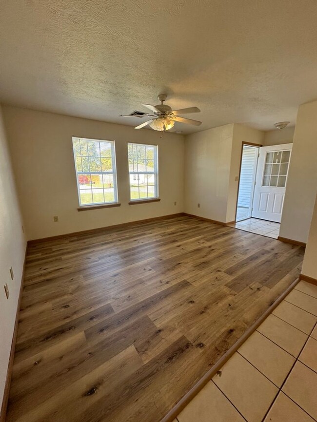 Foto del edificio - COMING SOON! 3 Bedroom 1 Bathroom Duplex