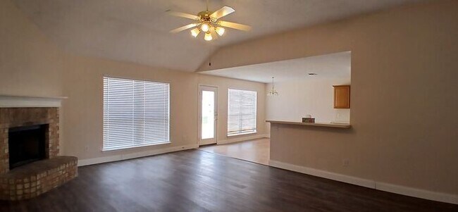 Building Photo - Summerfields Beauty: Oversized Kitchen + Flex 4th Bedroom