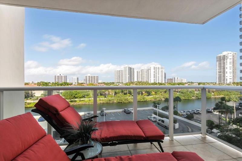 Foto del edificio - 3675 N Country Club Dr