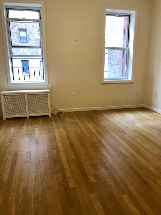 living room - 115 E 89th St