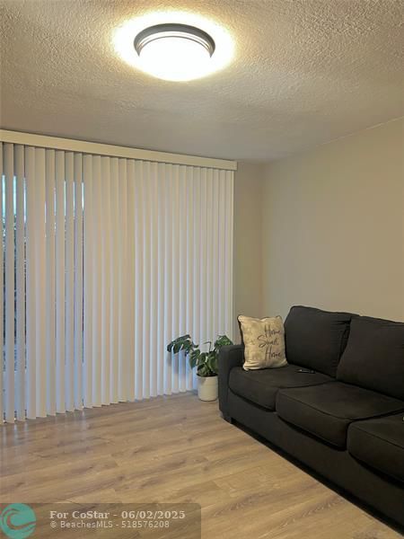 Foto del edificio - 1739 Village Blvd