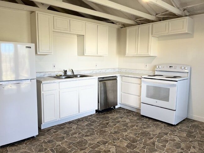 Building Photo - Spacious, 1 bed, 1 bath near Tech! Pre-Lea...