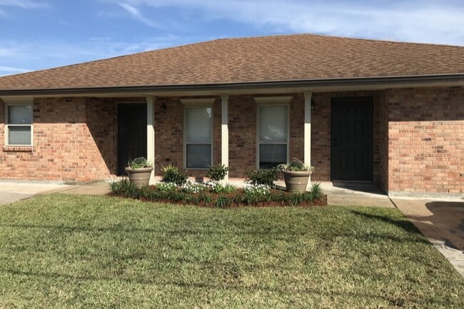 Building Photo - 120 Park Dr