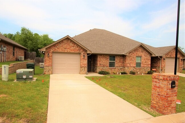 Building Photo - Tour Today! 2 Bed 2 Bath Duplex! WHISD!