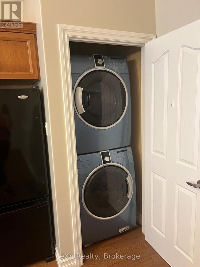 Building Photo - 807 Queen St