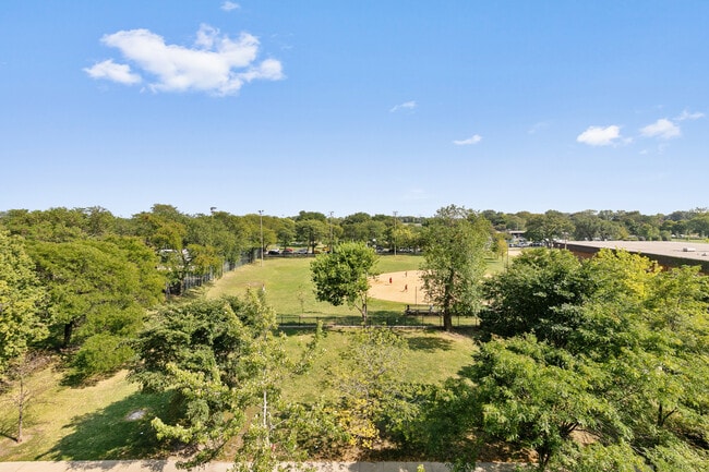 Building Photo - 4520 N Clarendon Ave