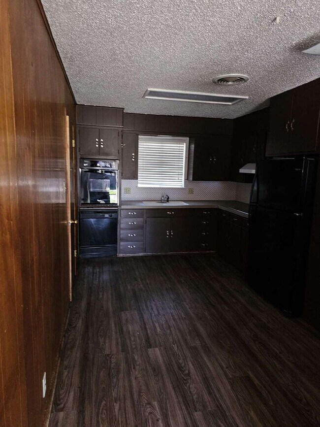 Building Photo - Spacious 3 Bed! Located in Cameo School Di...