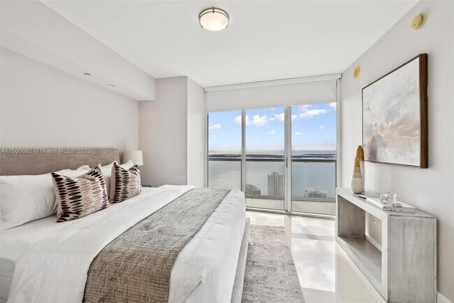 Building Photo - 475 Brickell Ave