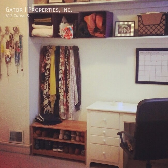 Photo - 612 Cross St House