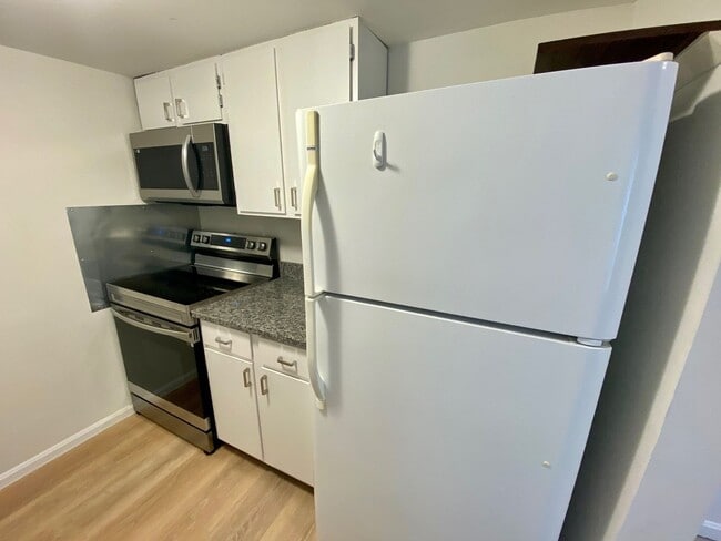 Building Photo - Broadneck Schools! 2 Bedroom Townhouse Sty...