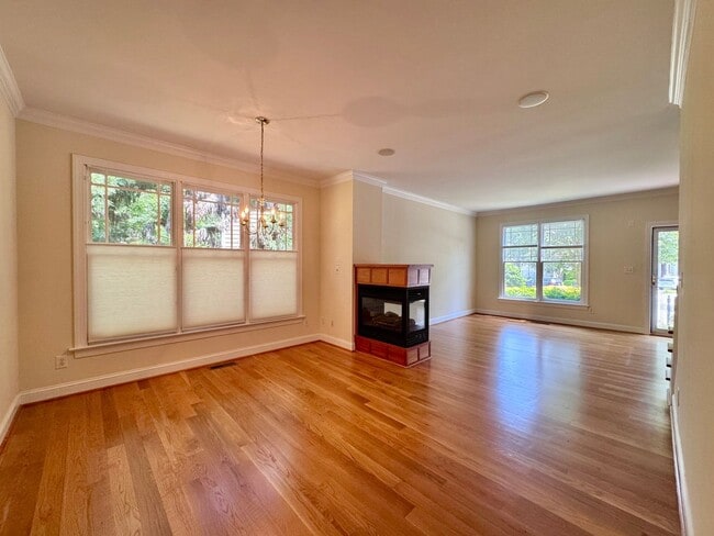 Building Photo - Beautifully maintained townhome on a priva...