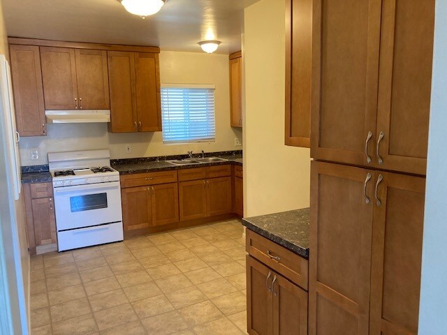 Kitchen - 121 N West St