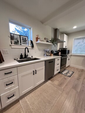Foto del edificio - Modern 3-Bedroom End-Unit Townhome with Pr...