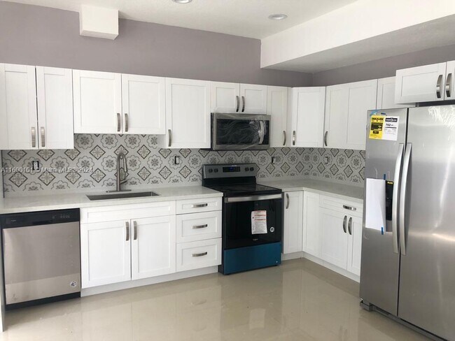 Building Photo - 1041 NE 30th Ave