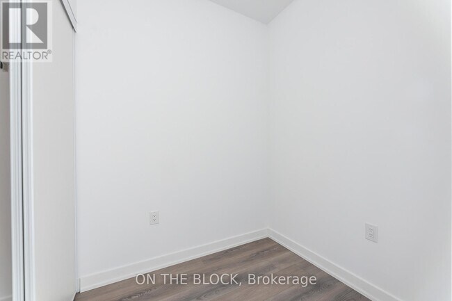 Photo du bâtiment - 7437 Kingston Rd