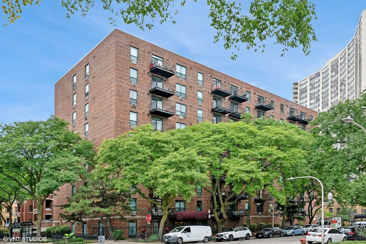 Primary Photo - 3900 N Pine Grove Ave