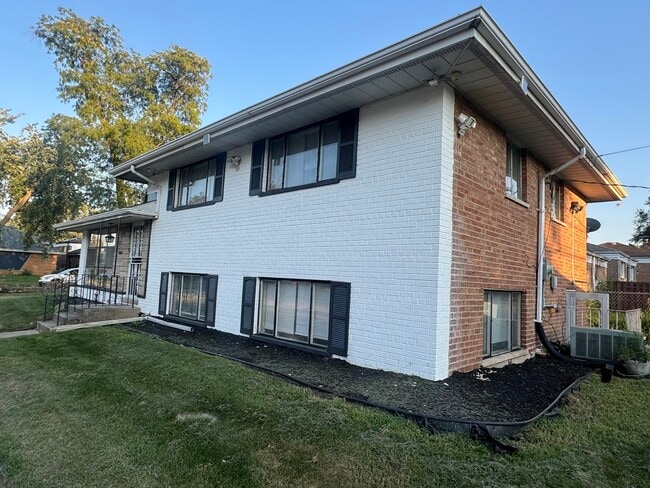 Building Photo - 14700 Avalon Ave