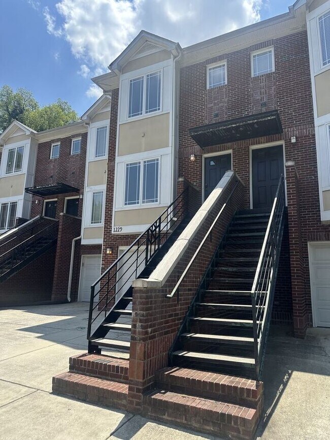 Building Photo - Stunning Elegance in Woodlawn at Preston