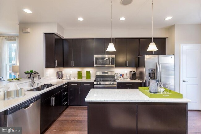 Building Photo - 3437 10th Pl SE