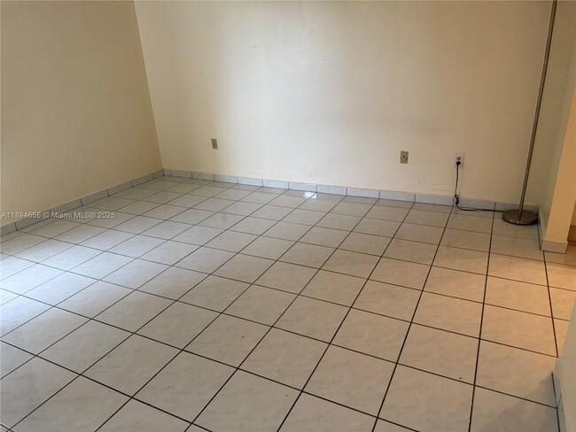 Building Photo - 8879 Fontainebleau Blvd