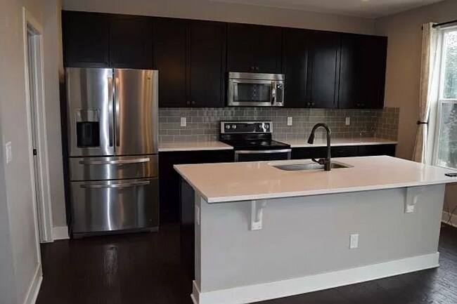 Building Photo - Spacious 3 Bedroom 2.5 Bathroom Home in Me...