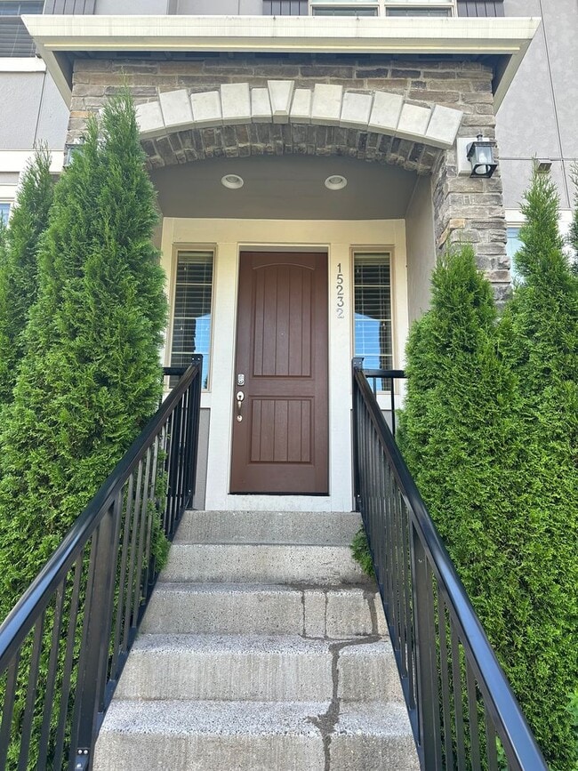 BEAUTIFUL CONTEMPORARY HOME IN BETHANY - BEAUTIFUL CONTEMPORARY HOME IN BETHANY