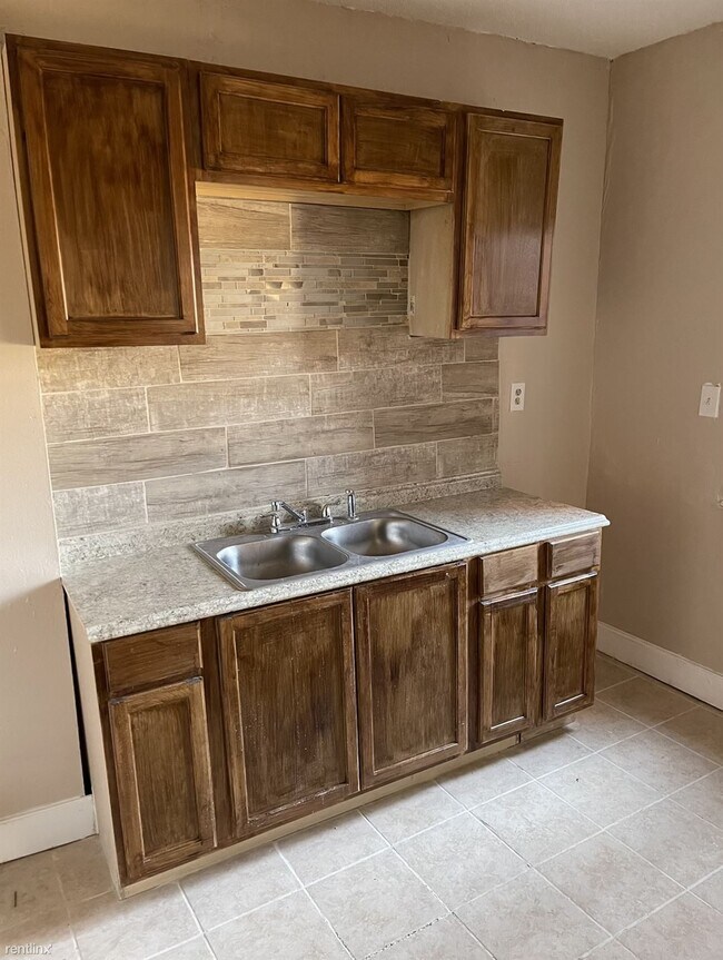 Building Photo - 3 br, 1 bath Townhome - 8411 3rd St 8411 3rd