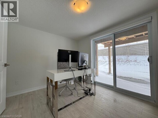 Photo du bâtiment - 21 Urbane Blvd