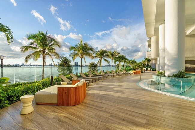 Foto del edificio - 700 NE 24th St