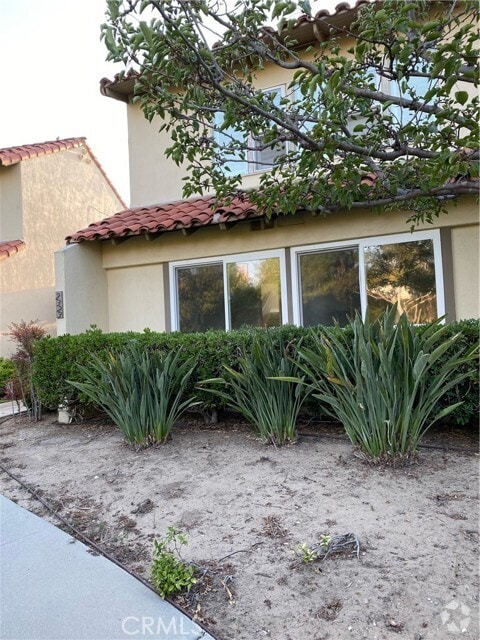 Building Photo - 2323 Eastbluff Dr