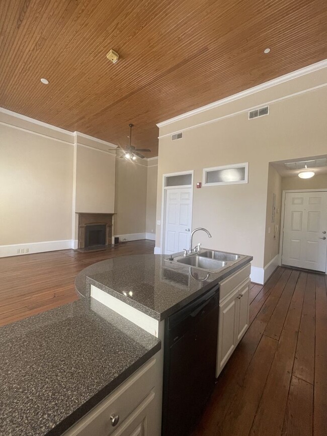 Building Photo - One Bedroom Apartment in Great Downtown Lo...