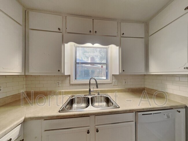 Building Photo - 5405 Glen Haven Dr