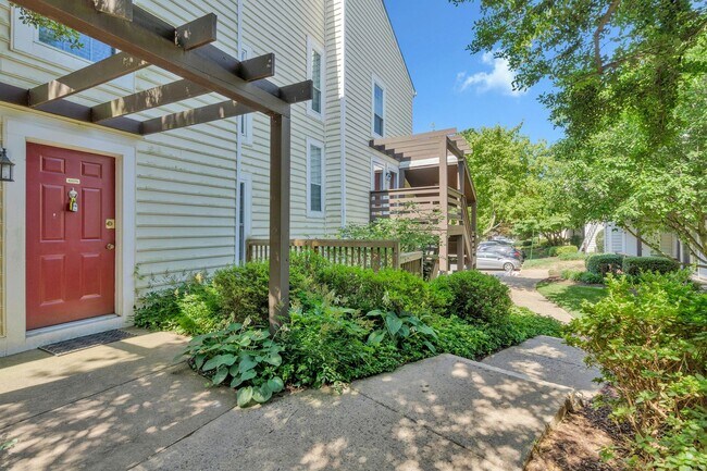 Foto del edificio - Bright & Cheery 2 BR 2 Bath Unit Available...