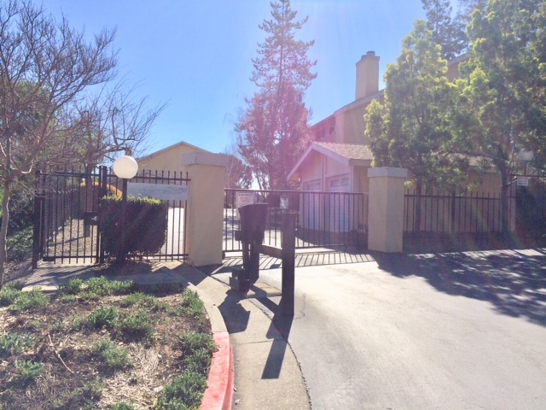 Gated Entrance - 8769 Mountain Blvd