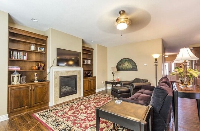 Building Photo - FANTASTIC HOME ON THE WEST SIDE! SCREENED-IN PORCH!