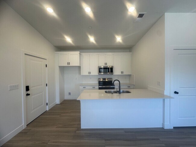 Foto del edificio - Luxury 3 bedroom Condo in Desert Color!