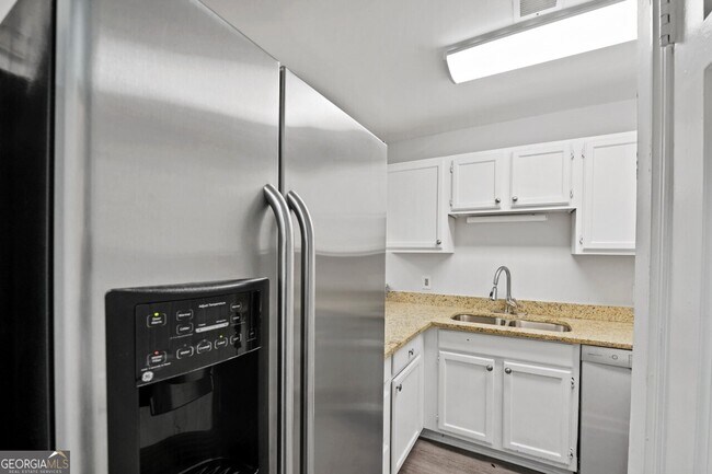 Building Photo - 741 Oak Dr