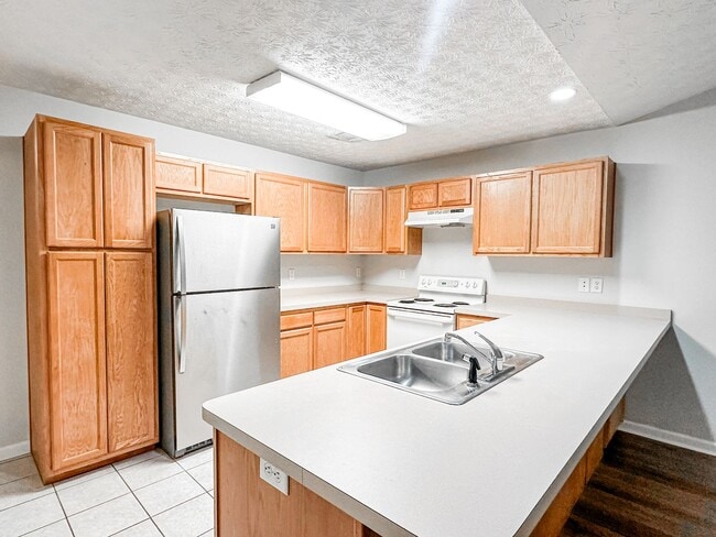Building Photo - Great Gainesville location - 2/2 with Garage!