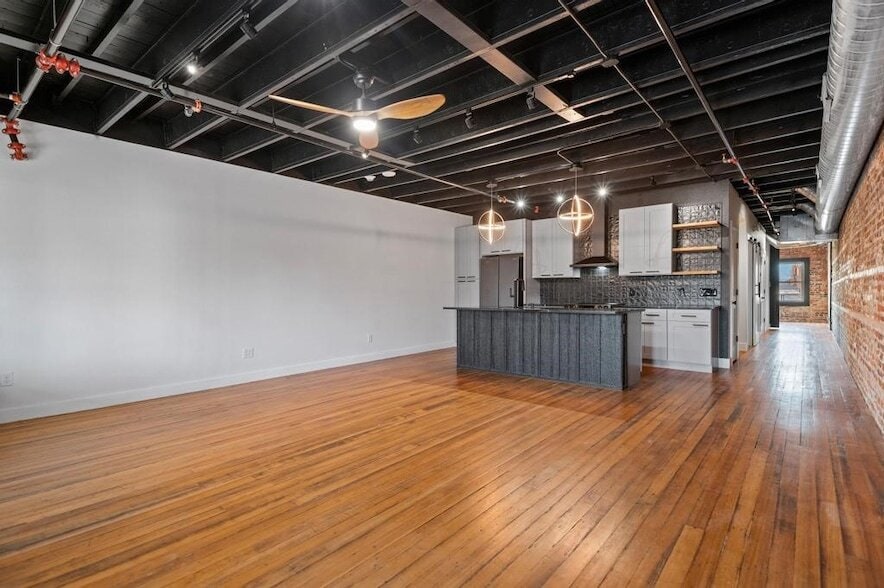 Primary Photo - 330 W Lamar St