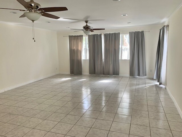 Large Living Room - 101 N Griffith Park Dr