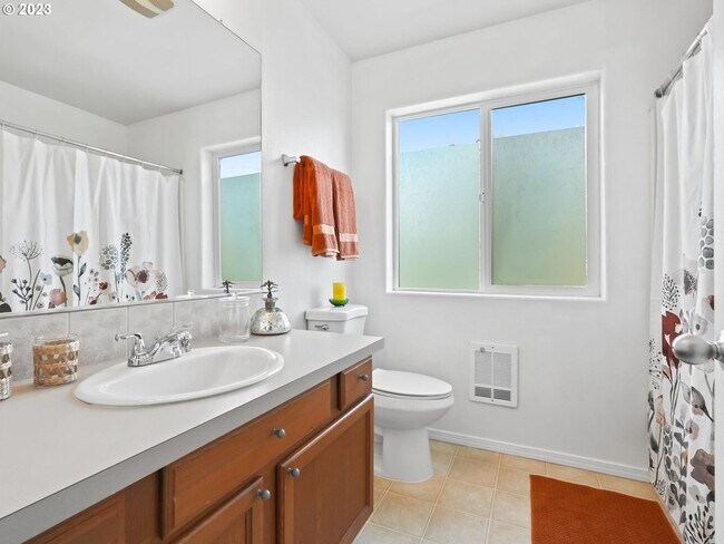 Building Photo - 2 bedroom 1.5 bath Condo! Washer and Dryer...