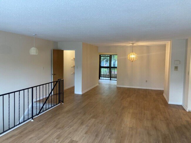 Building Photo - 3 Bedroom 2 Bathroom Condo at Palomar Plac...