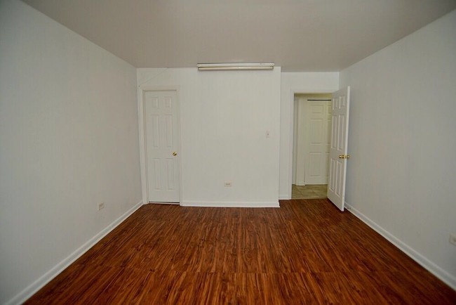 Building Photo - 655 Deepwoods Dr