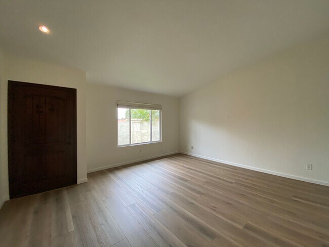 Foto del edificio - Spacious 4 Bedroom 2 Bath in Desirable Oceanside!