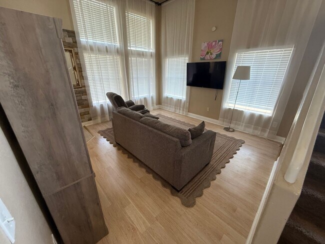 Foto del edificio - 3 Bed 2.5 bath home; Minutes from the Strip